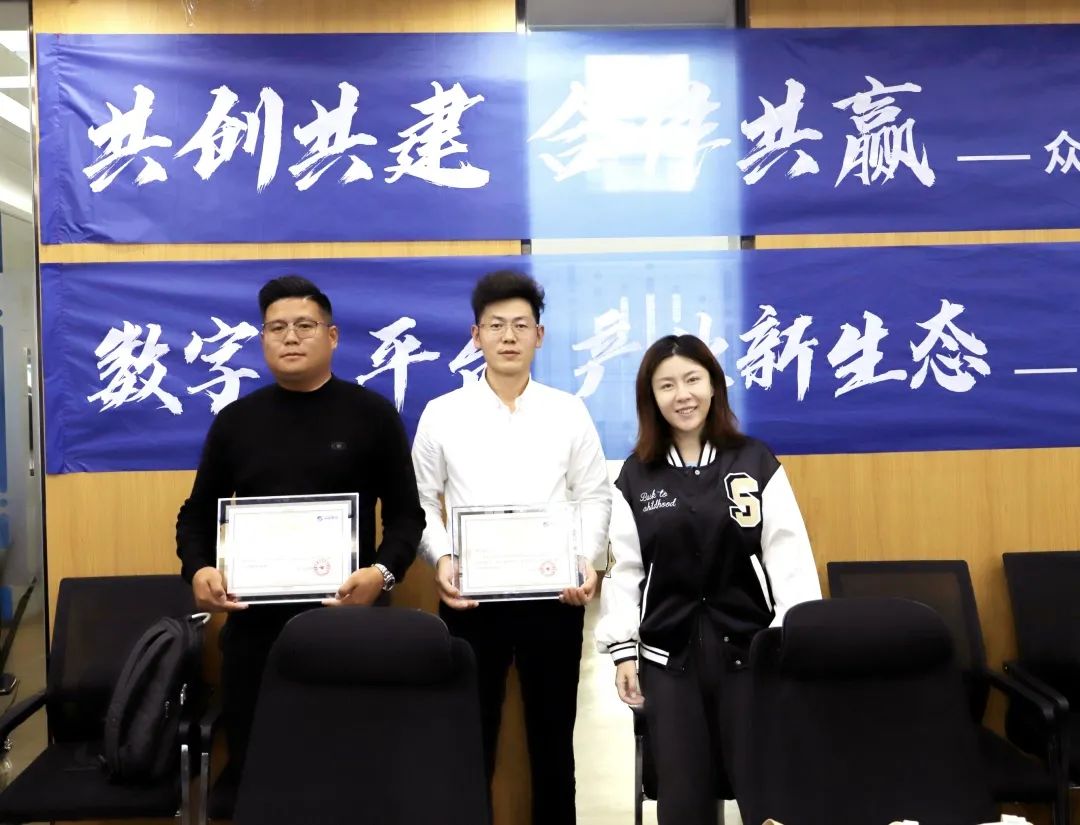 星空官方网站高级副总裁山海授予商户“星空官方网站特邀顾问”荣誉.jpg 星空官方网站高级副总裁山海授予商户“星空官方网站特邀顾问”荣誉.jpg